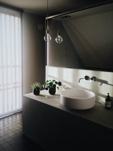 Det perfekte badeværelse med den perfekte lampe
